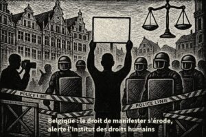 Scène représentant symboliquement la tension autour du droit de manifester : • Au centre, une silhouette humaine debout, tenant pacifiquement une pancarte blanche vierge. Cette silhouette est entourée par des silhouettes sombres de policiers casqués et équipés de boucliers. • En arrière-plan, des façades typiquement belges (type Grand-Place de Bruxelles), évoquant le contexte urbain et historique. • Des barrières et des rubans de sécurité bloquant l’accès à certains espaces publics, symbolisant les restrictions croissantes à la liberté de rassemblement.