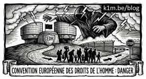 Illustration en noir et blanc de style gravure sur bois montrant des silhouettes de familles de réfugiés marchant sur un chemin vers le bâtiment de la Cour européenne des droits de l'homme (CEDH), protégé par un bouclier "CEDH". Une figure encapuchonnée géante et menaçante surgit de nuages d'orage avec des éclairs au-dessus du bâtiment. À droite, une barrière de barbelés avec un panneau "STOP" et un poste frontière. En bas, une banderole indique "CONVENTION EUROPÉENNE DES DROITS DE L'HOMME : DANGER". Dans le coin supérieur droit, un rectangle noir contient le texte blanc "k1m.be/blog".