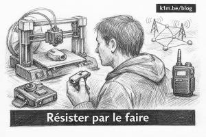 Illustration au crayon noir et blanc d’une personne dans un atelier observant une imprimante 3D en train de fabriquer un sifflet, entourée d’une caméra portable, d’un talkie-walkie et d’un schéma de réseau maillé, avec bandeau titre « Résister par le faire » et label « k1m.be/blog » en haut à droite.