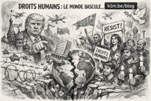 Illustration au crayon en noir et blanc : à gauche, Donald Trump domine la scène devant des symboles de puissances autoritaires et de militarisation ; au centre, la Terre se fissure et s’effondre avec un bâtiment évoquant l’ONU ; à droite, des citoyen·ne·s manifestent pour les droits humains, brandissant des pancartes et des bougies, tandis qu’une colombe symbolise l’espoir.