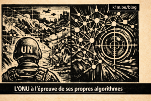Illustration en linogravure noir et blanc sur fond sépia : à gauche, un casque de casque bleu de l’ONU vu de dos face à une carte numérique fragmentée d’une zone de conflit ; à droite, un réseau neuronal abstrait se transforme en viseur de surveillance.
